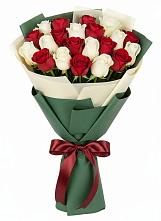 Букет Микс из красных и белых роз в Голышманово