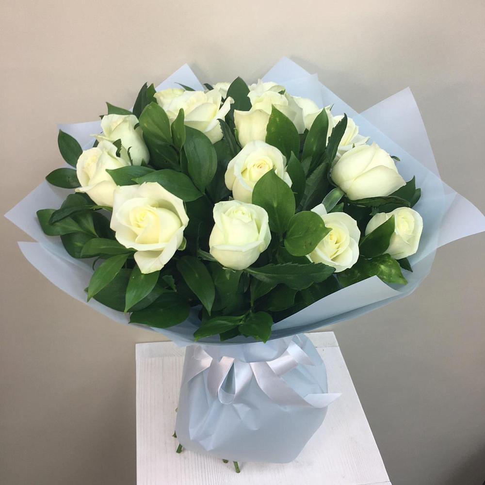 Букет 15 Белых роз Проуд в Голышманово