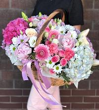 Цветочная композиция из Розы, Хризантемы, Пионы и Лизиантусы в корзине в Голышманово