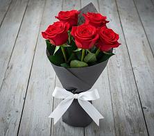 Букет 5 Красных роз Эдлесс Лав в Голышманово
