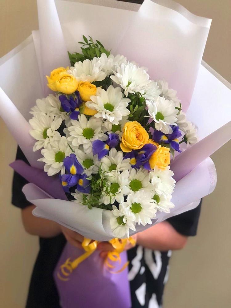 Букет цветов из: Ирисы, Хризантемы и Розы в Голышманово