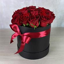 Цветочная композиция из Розы в шляпной коробке в Голышманово